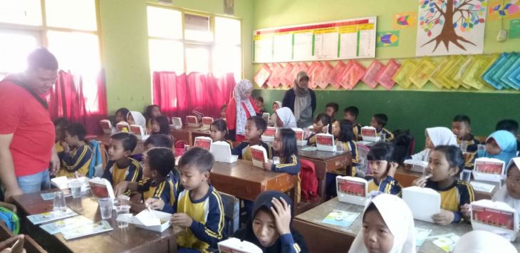 Media Relations Manager PT Indofood Sukses Makmur Tbk, Lucy Nurtriani dan Sekteraris III Pergizi Pangan Indonesia Ikeu Ekayanti, mendampingi para siswa SD Soreang 2 dan 3 sarapan, Sabtu (12/5/2018). FOTO : AZAM MUNAWAR/RADAR BANDUNG