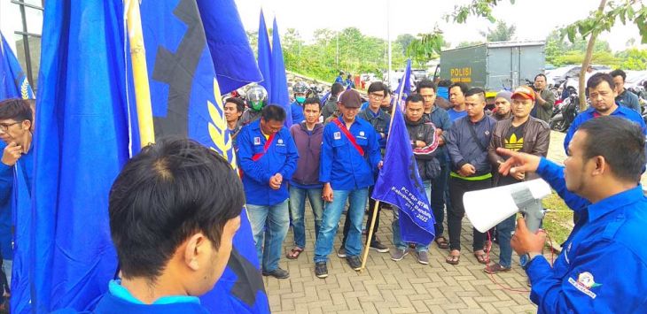 DEMO: Sejumlah Buruh Sedang melakukan aksi unjuk rasa kepada Dinas Tenaga Kerja di Ngamprah