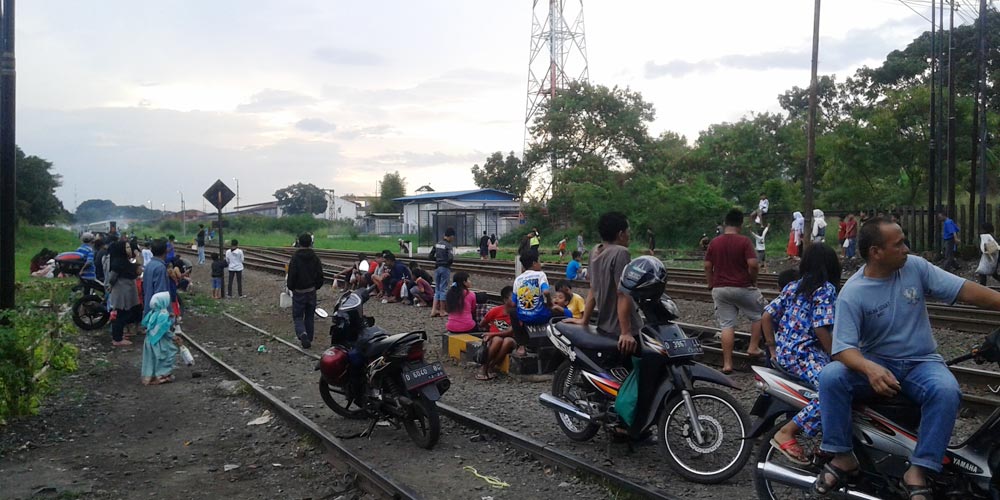 Sensasi Ngabuburit Di Sekitar Rel Kereta Api | Pojok Bandung