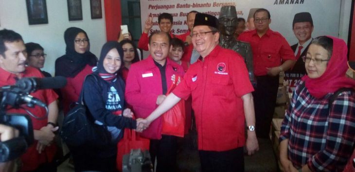 Ketua DPD PDI Perjuangan DIY Bambang Praswanto Serahkan Bantuan Secara simbolik kepada DPD PDI Perjuangan Jawa Barat yang diterima oleh tim pemenangan Hasanah yakni Ketut Sustiawan, Ineu Purwadewi Sundari serta Dwiputro Ariswibowo.