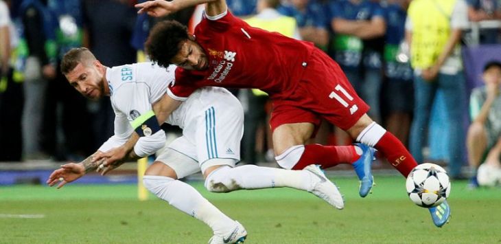 Sergio Ramos  dan Mohamed Salah terlibat duel sengit.    FOTO : REUTERS/Gleb Garanich