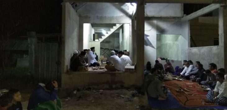 TABLIGH AKBAR : Suasana tabligh akbar warga Green Sukamanah Residence, Minggu malam (13/5).FOTO: Setiana/Radar Bandung