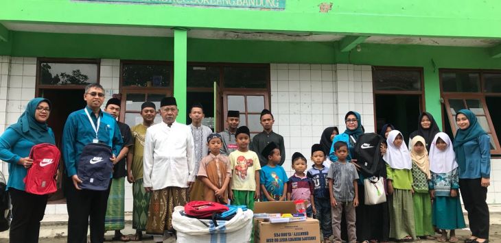 BPJS Ketenagakerjaan Wilayah Jabar menyalurkan bantuan perlengkapan belajar kepada Ponpes Sirojul Huda, Soreang, Selasa (26/6/2018).