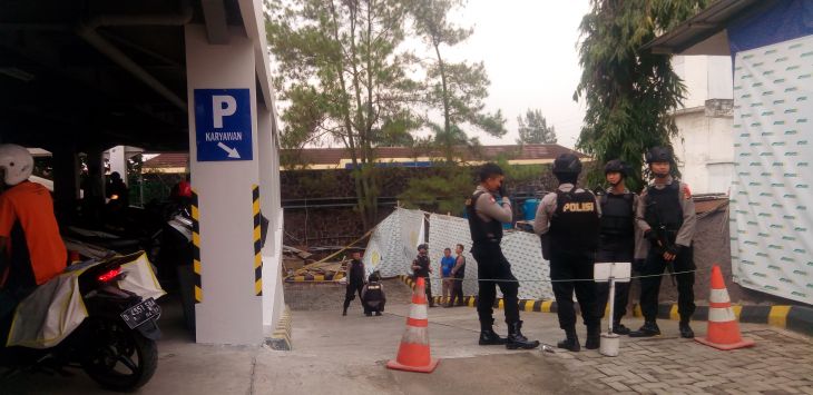 Polisi mengamankan lokasi koper mencurigakan di sebuah kantin di Rumah Sakit Mitra Kasih Kota Cimahi.Foto:Rmoljabar