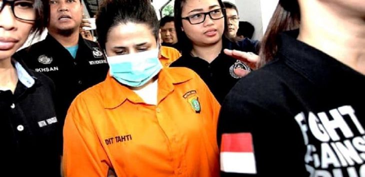 Dhawiya Zaida mengenakan baju tahanan