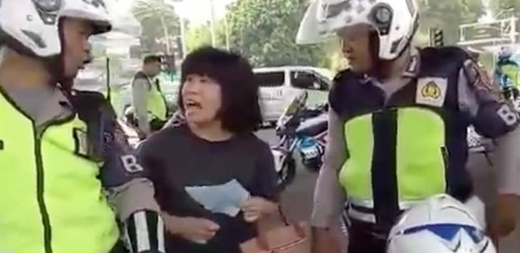 Emak-emak ngamuk ditilang polisi