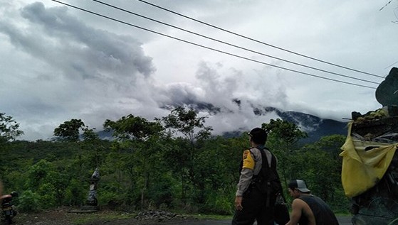 Gunung Agung meletus lagi, Minggu (24/12). Foto via Radar Bali