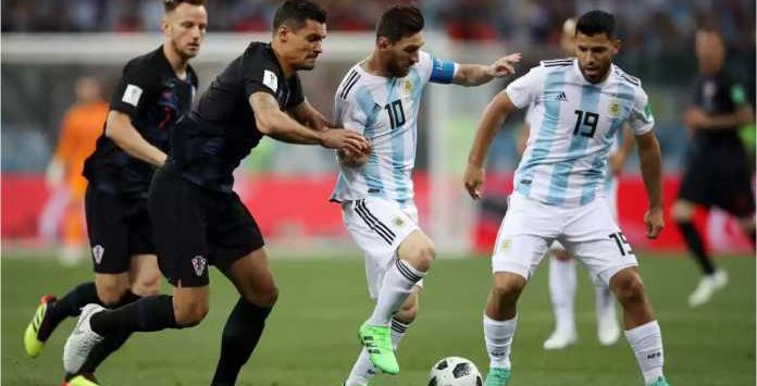 Lionel Messi dijegal pemain Kroasia. Foto:gilabola