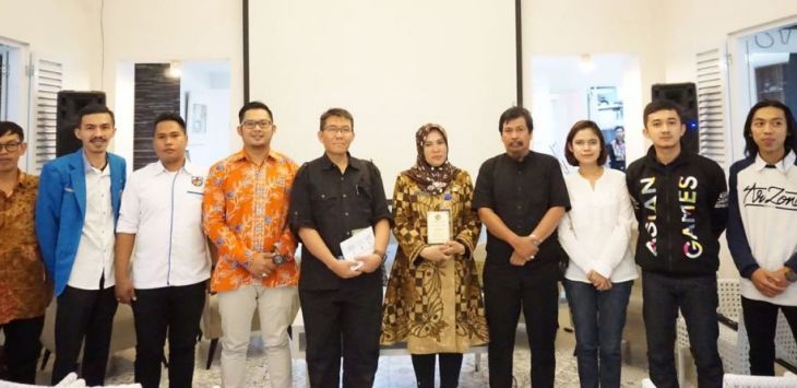 Pengurus DPD KNPI Kota Bandung foto bersama para narasumber usai diskusi publik.Foto:Azis Zulkhairi/pojokbandung