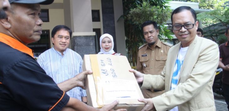 Penyaluran logistik di Kecamatan Bandung Kidul. Foto:Murwani R/Radar Bandung

