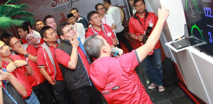 Jajaran Direksi Telkomsel  saat mendampingi jajaran Direksi Telkom Group mendengarkan pemaparan pergerakan trafik layanan komunikasi selular pada malam takbiran menjelang hari raya Idul Fitri 1439 H di Integrated Operation Center (IOC) Telkomsel, Jakarta (14/6).