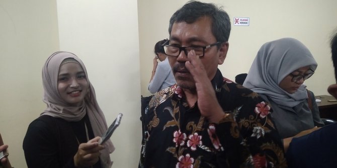 Ketua Bawaslu Jabar, Harminus Koto memberikan keterangan kepada wartawan. Foto:merdeka.com 