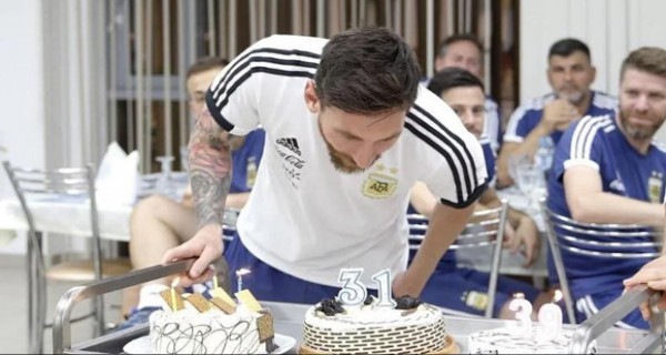 Lionel Messi meniup kue ultah ke-31. Foto:jpnn