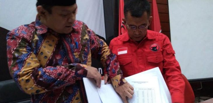 Sekretaris DPD PDI Jawa Barat sekaigus Ketua Tim Pemenangan Hasanah, Abdy Yuhana memperlihatkan hasil door to door untuk kemenangan Hasanah. Foto:Nida Khairiyyah/pojokbandung