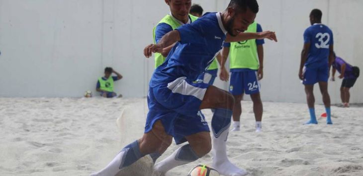 Para pemain Persib menjalani latihan di lapangan pasir Sport Jabar Arcamanik,  Jumat (22/6/2018).Foto:Persib.co.id