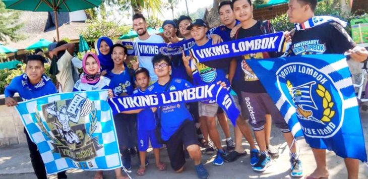 Jonathan Bauman foto bareng Viking Lombok.Foto:Sukabumiupdate.com