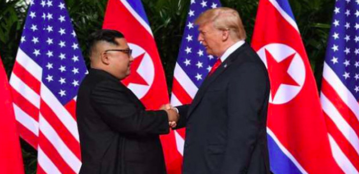 Trump dan Kim Jong-un jabat tangan