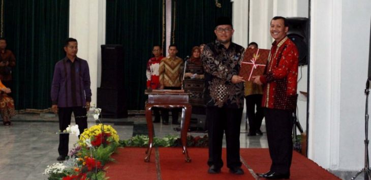 Gubernur Jabar periode 2013-2018 Ahmad  Heryawan menyerahkan Memori Jabatan Gubernur Periode 2013 - 2018, kepada Plh Gubernur Jabar Iwa Karniwa, di Aula Barat Gedung Sate, Jalan Diponegoro, Kota Bandung, Rabu (13/6/2018).Foto:Ramdhani/pojokbandung