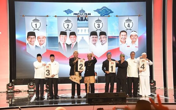 Para Cagub-Cawagub Jabar saat Rapat Pleno Terbuka Pengundian Nomor Urut  Pasangan Calon Gubernur dan Wakil Gubernur Jawa Barat Tahun 2018, di Youth Center Sport Arcamanik Bandung, Selasa (13/02/2018). (FOTO : Humas Pemprov Jabar)