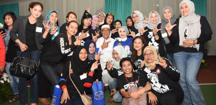 Deddy Mizwar berfoto bersama simpatisan saat kampanye. (Ist)