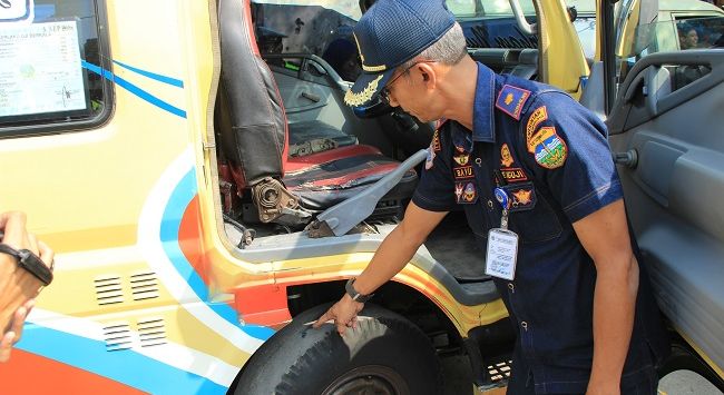 Petugas Dishub lakukan pemeriksaan