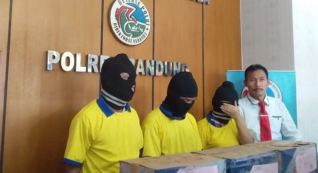 ekspos tiga tersangka kasus miras oplosan di Cicalengka berinisial SS, MH, dan J di Mapolres Bandung. 