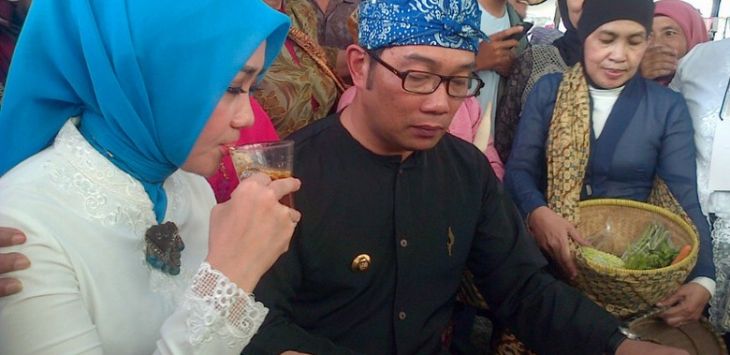 
Ridwan Kamil bersama istri Atalia Praratya makan-makan usai mencoblos pada pilkada lalu.Foto:detikcom
