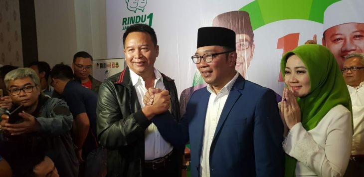 Cagub Mayjen (Purn) TB Hasanuddin salam komando dengan Cagub Ridwan Kamil. Foto.Nida Khairiyyah/pojokbandung 