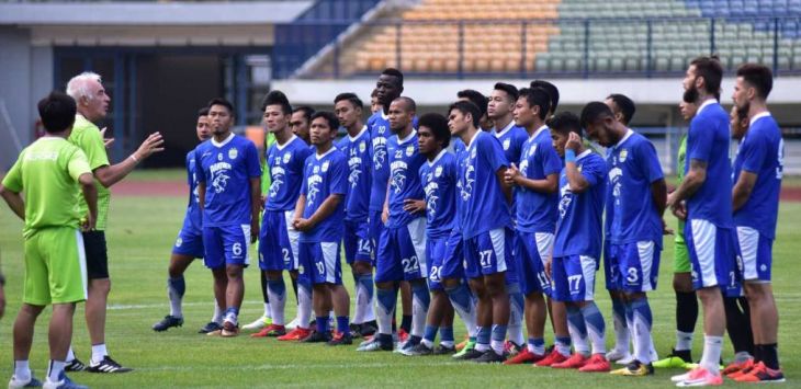 Pelatih Persib Bandung Mario Gomez memberikan arahan kepada para pemain Persib. Foto:Persib.co.id