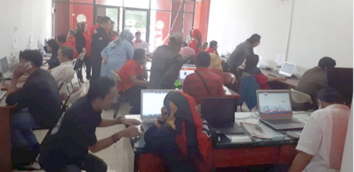 BEKERJA: Team cyber army saat bekerja menyosialisasikan program-program Hebring di Kantor DPC PDI Perjuangan Kota Bandung. ( Foto : ASEP RAHMAT )