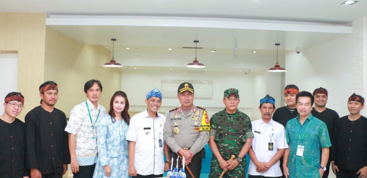 Kapolda Jabar, Irjel Pol Agung Budi Maryoto beserta Pangdam III/Siliwangi, Mayjen Harto Karyawan meninjau TPS 4. Foto : Nida Khairiyyah/pojokbandung


