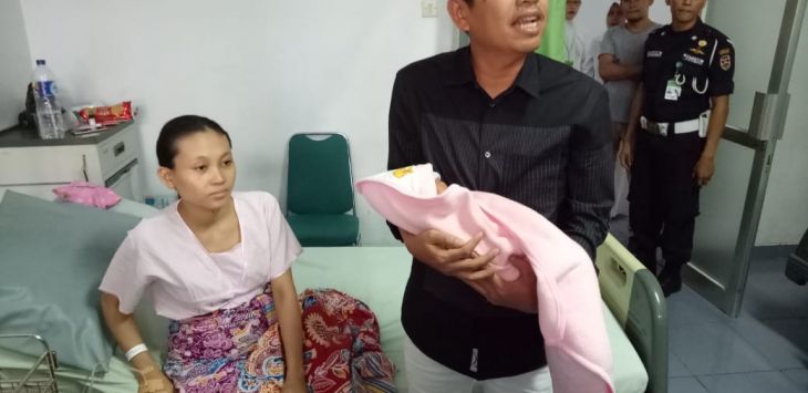 Cawagub Jabar Dedi Mulyadi menggendong Purwanti Safitri Ramadhani di Rumah Sakit Bayu Asih, Selasa (12/6/2018).Foto: Rmoljabar

