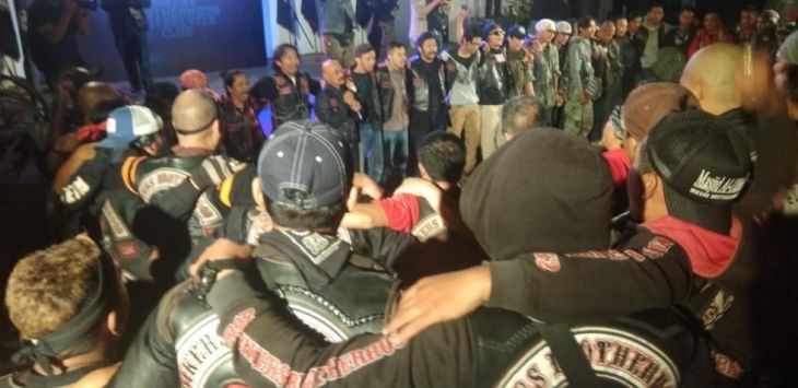 Bikers Brotherhood Motorcycle Club (BBMC) saat perayaan ulang tahun BBMC dengan tema black day  di Tahura, Kota Bandung, Rabu (16/6/2018) malam. Foto:Bahi Binyatillah/pojokbandung

