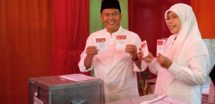 Calon Walikota Bandung nomor urut 3, Oded M. Danial didampingi istri Siti Muntamah usai mencoblos, Rabu (27/6/2018).Foto:Murwani R/pojokbandung