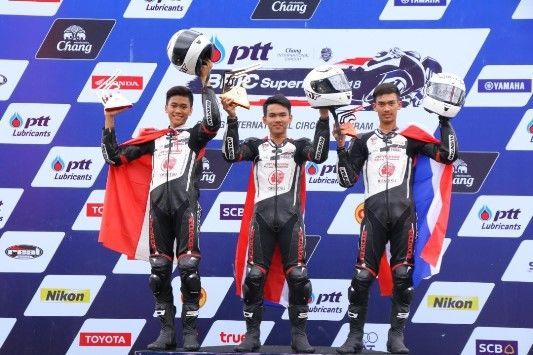 Pebalap binaan AHM, Herjun Atna Firdaus (kiri) berhasil meraih podium kedua pada balapan ke dua di ajang Thailand Talent Cup 2018 di Chang International Circuit, Buriram, Thailand (17/6). (FOTO : Thailand Talent Cup)