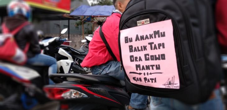 Pemudik bernama Agung mengggunakan tas ransel bertuliskan unik/Alwi.