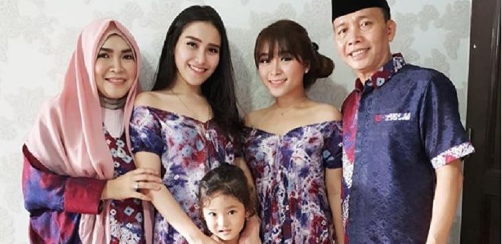 Ayu Ting Ting mengunggah foto bersama keluarganya di hari lebaran. (instagram @ayutingting92)