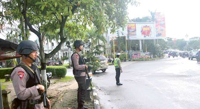 Personel Brimob mengawal Polantas saat mengatur mudik.Foto:Kaltim Post