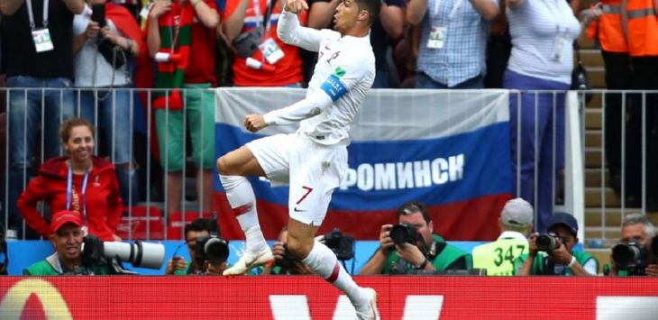 Cristiano Ronaldo mencetak gol ke gawang Maroko (@fifaworldcup/twitter) 