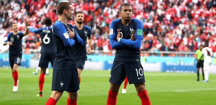 Bomber Prancis Kylian Mbappe merayakan gol.