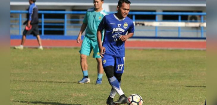  Eks Pemain Persija Jakarta, Rafid Chadafi Lestaluhu saat latihan bersama tim Maung Bandung, di Stadion Sport Jabar, Arcamanik, Rabu (20/6). 
