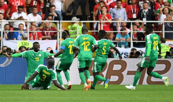 Penyerang Senegal, Mbaye Niang (kiri) menyambut rekan satu tim dalam selebrasi gol ke gawang Polandia. Foto:AFP