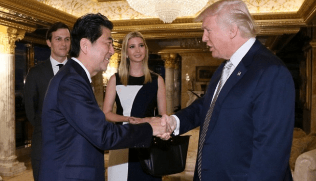 PM Jepang Shinzo Abe bersalaman dengan Presiden AS Donald Trump

