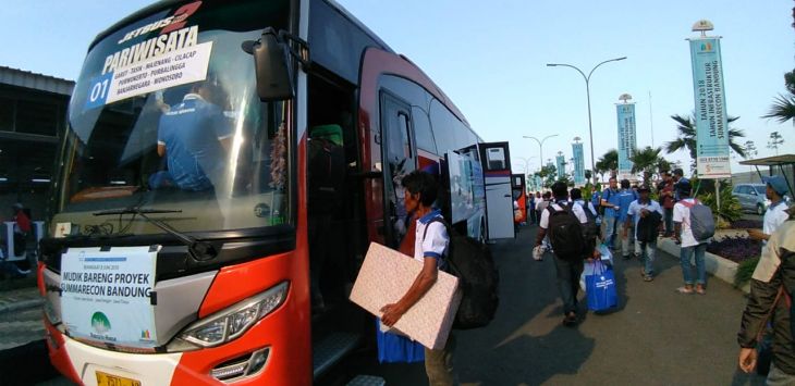 700 pekerja proyek Summarecon Bandung saat mudik, Jumat (8/6/2018). Foto:Nida/Radar Bandung