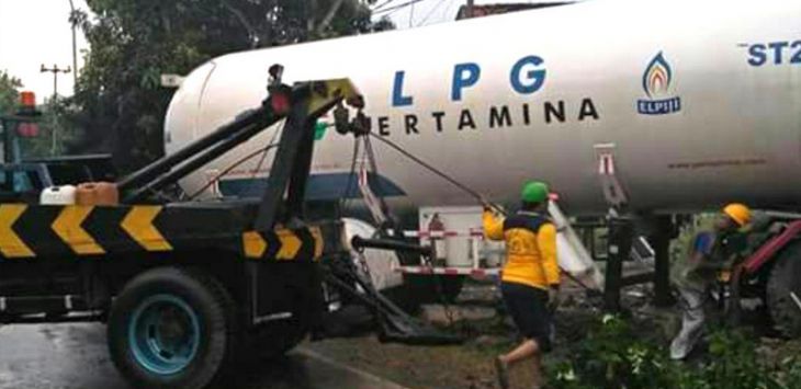 Evakuasi Truk tangki LPG Pertamina yang menabrak rumah warga di Subang. (foto : Pikiran Rakyat )