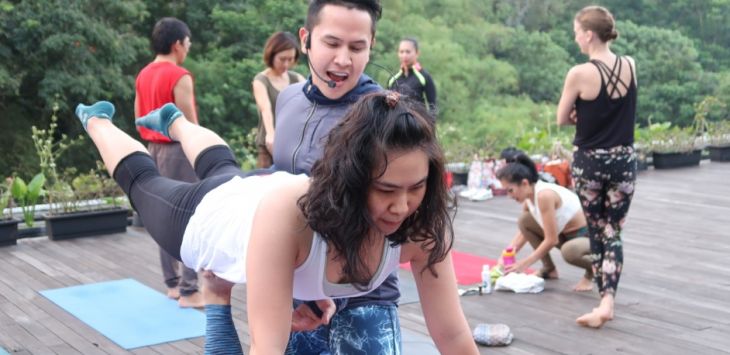 Suasana kelas Yoga reguler di Padma Hotel, Ciumbuleuit. Foto: Fidia Nur Shabrina/pojokbandung