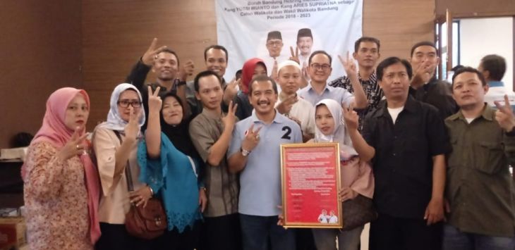 Aries Supriatna Berfoto Bersama para pengurus empat serikat besar buruh yakni Serikat Pekerja Nasional (SPN), Serikat Pekerja Seluruh Indonesia (SPSI), Ssrikat Buruh Sejahtera Indonesia (SBSI), dan Gabungan Organisasi Buruh Seluruh Indonesia (GOBSI) 