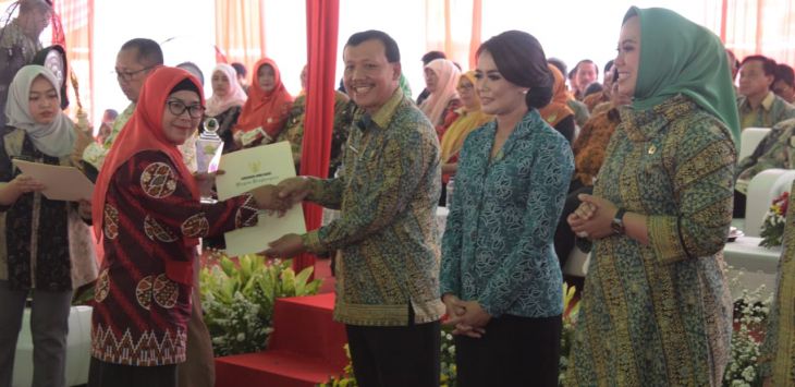 Sekda Jabar, Iwa Karniwa pada acara Peringatan Hari Keluarga Nasional ke XXV dan Hari Anak Nasional Tahun 2018 Tingkat Jabar di Lapangan Galuh Mas Kabupaten Karawang, Selasa (17/06/18).

