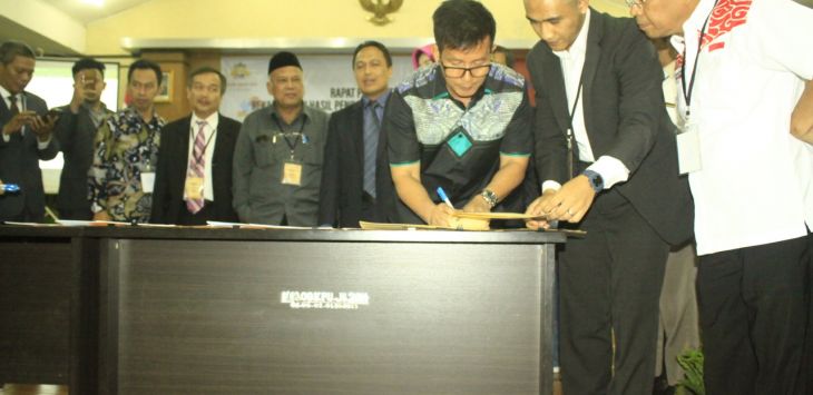 Ketua KPU Jabar, Yayat Hidayat usai Rapat Pleno Terbuka Rekapitulasi Hasil Penghitungan Suara Tingkat Provinsi Pilgub Jabar Tahun 2018, di Sekretariat KPU Jabar, Bandung, Minggu (9/7/2018).Foto:rmoljabar

