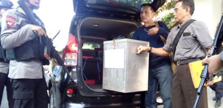 Polisi bersenjata laras panjang berjaga ketat saat penerimaan kotak surat suara di KPU Jabar. Foto:Rmoljabar